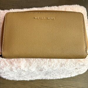 ✨ Michael Kors Zip-Around Wallet | NWT | Tan Wristlet